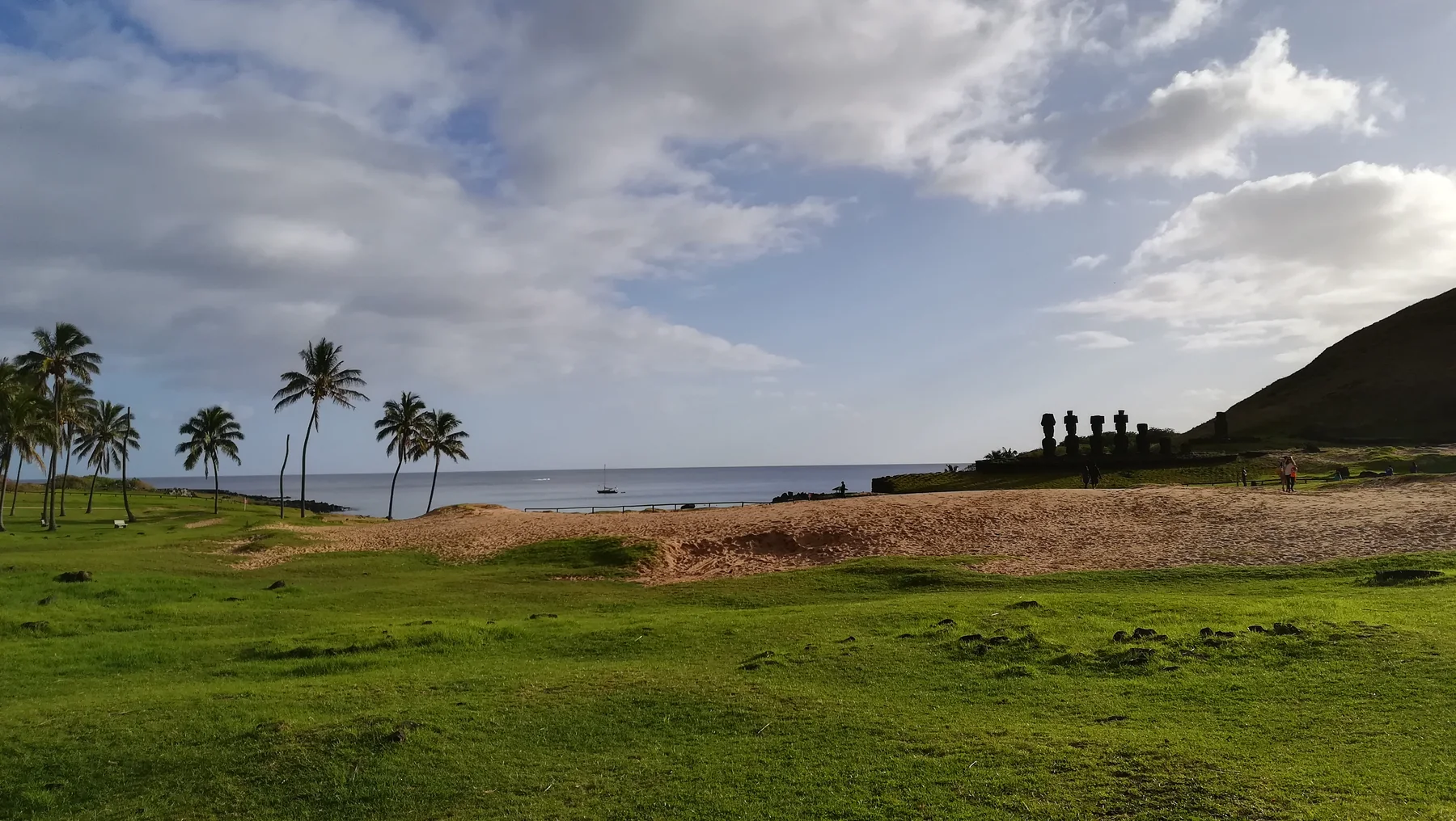 Playa de Anakena y Ahu Nau Nau en Rapa Nui