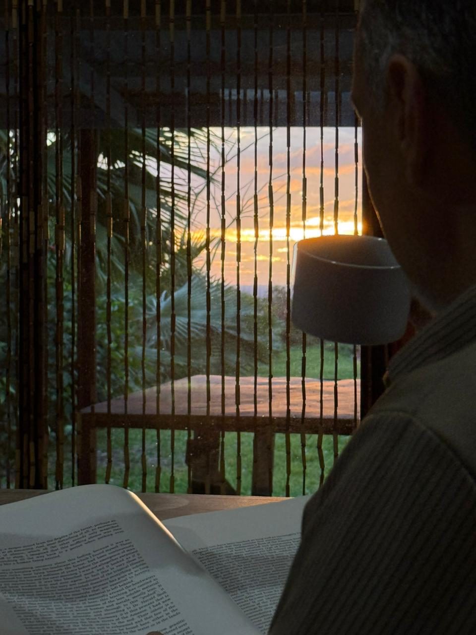 Un momento tranquilo al atardecer en Kona Noho