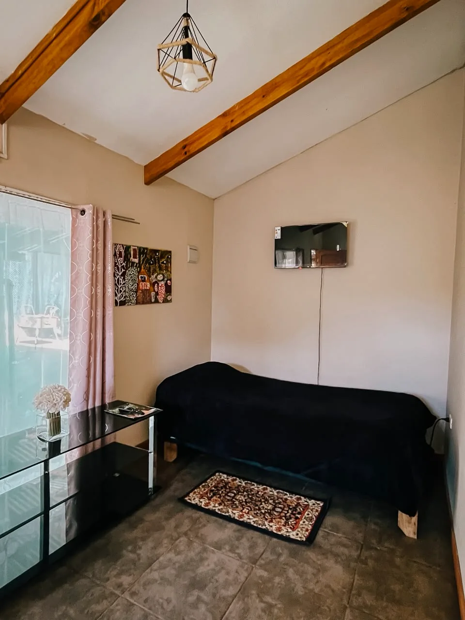 Living de Kauaraki Henua Iti con sofá y TV, Rapa Nui